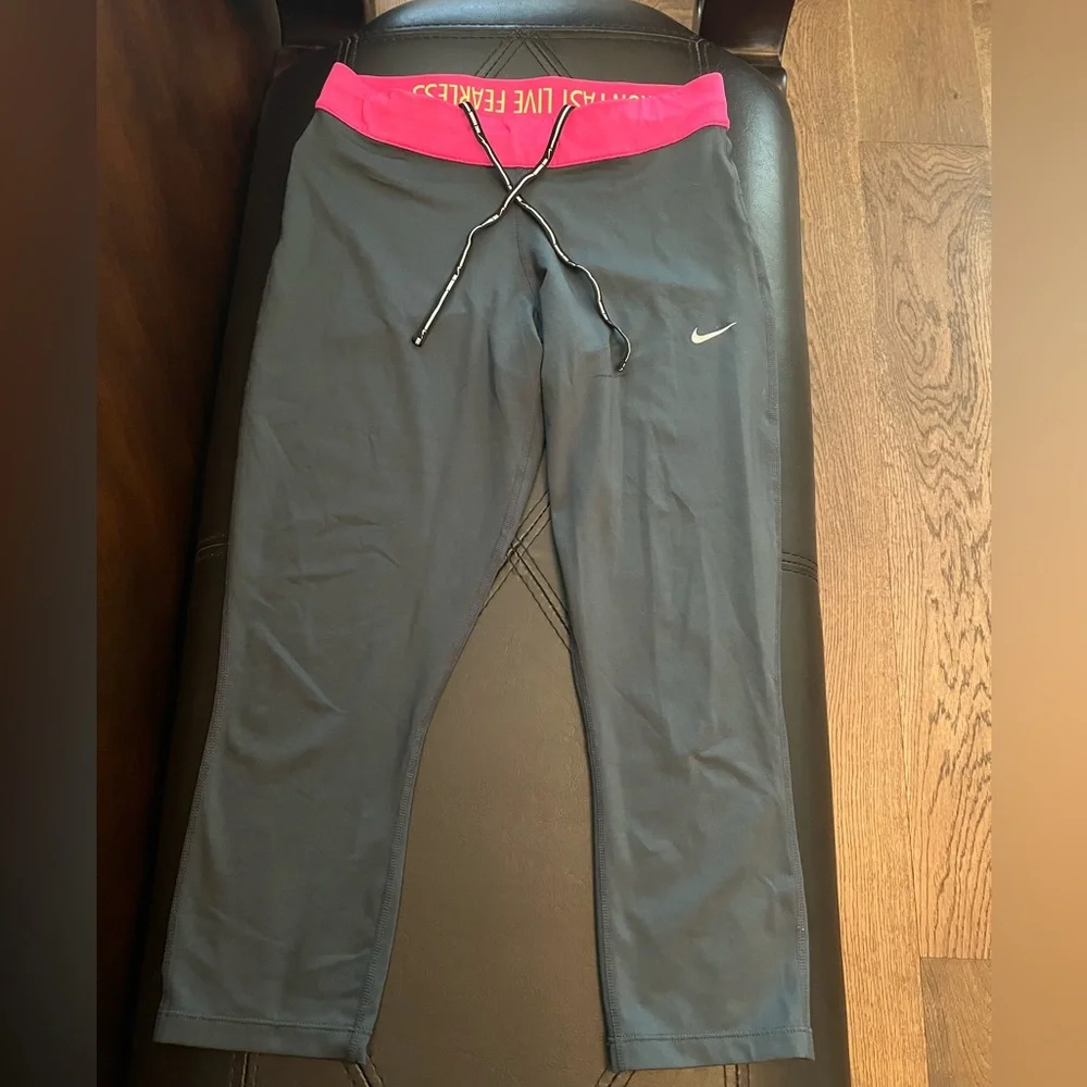 Nike Dri-Fit Run Fast Live Fearless Capri Legging. Gray & Pink. Size M